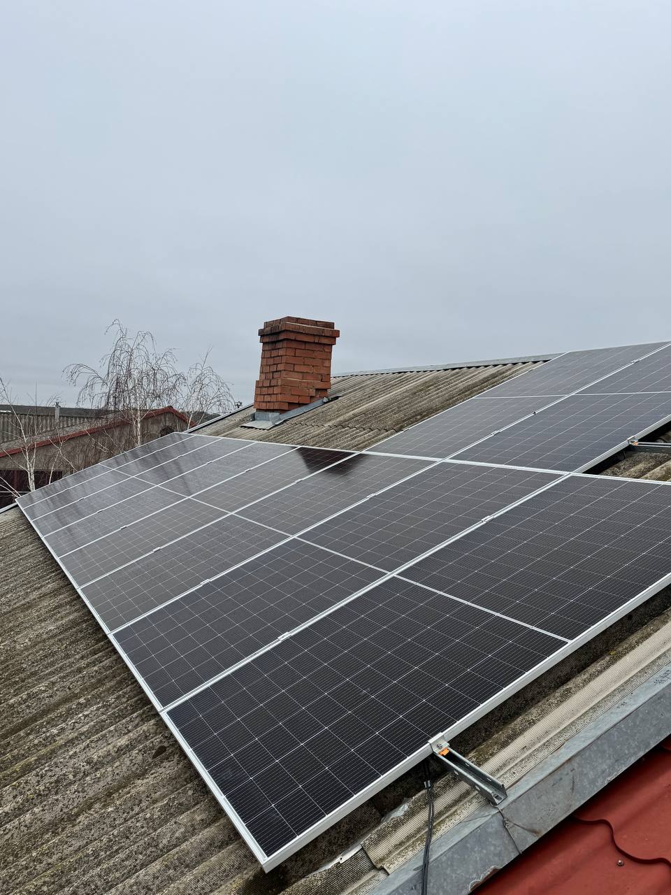Монтаж гибридной солнечной станции 12 кВт с панелями Ja Solar и инвертором Deye.