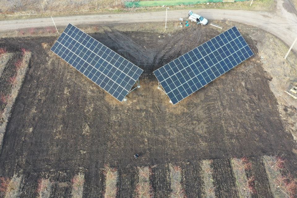 Сонячні панелі на наземній станції, Петродолинське, 2025