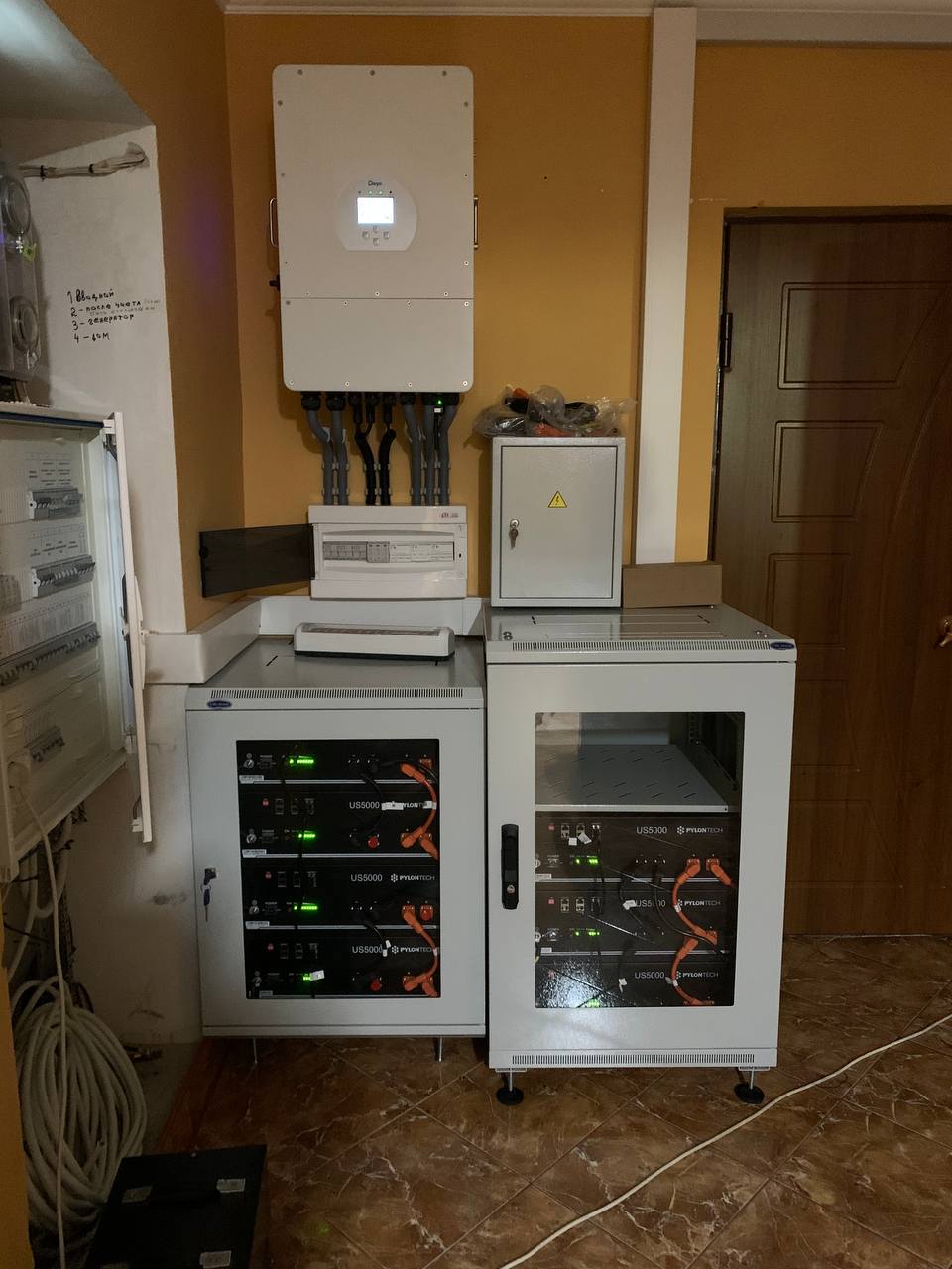 Монтаж аккумуляторной системы 15 кВт·ч для гибридной солнечной станции в районе Золотая Горка, Одесса