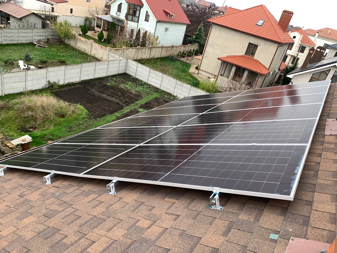 Крепление и ориентация 12 панелей JA Solar 600W для гибридной СЭС