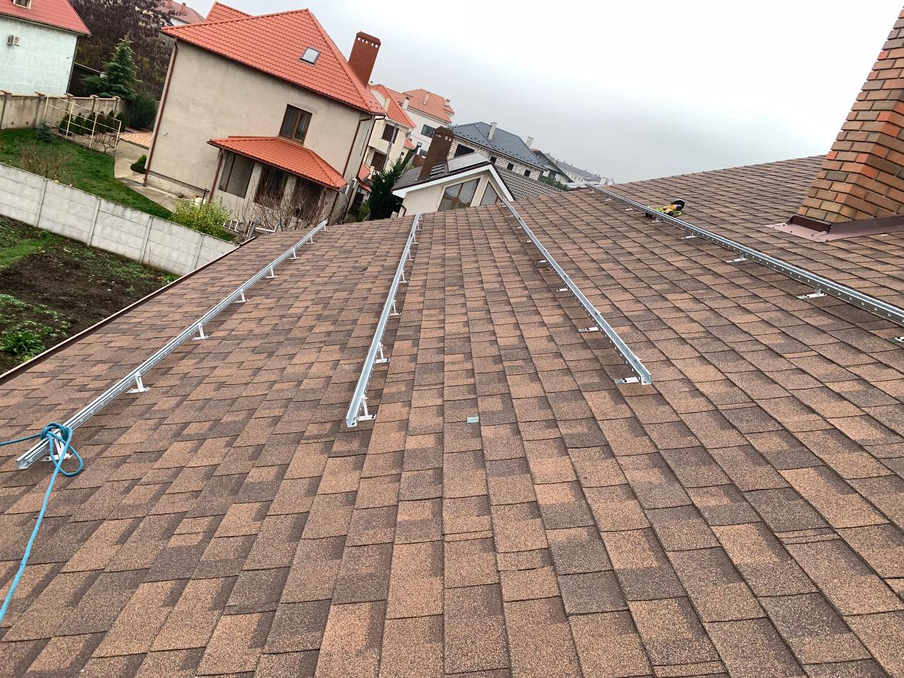 Монтаж 12 солнечных панелей JA Solar 600W для гибридной станции в Одессе