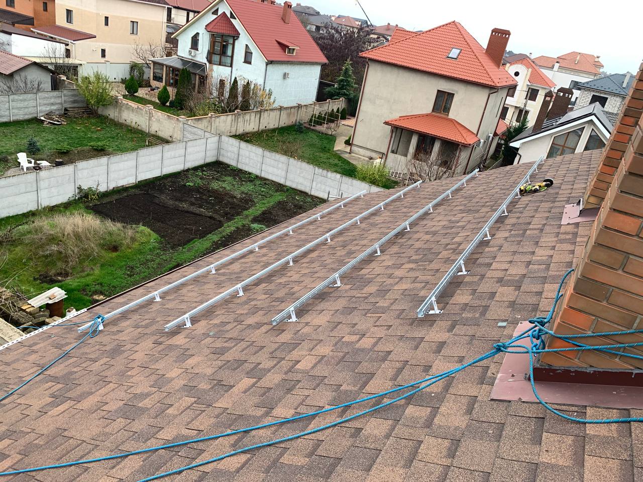 Сонячні панелі JA Solar 600W, встановлені для гібридної сонячної станції в Одесі