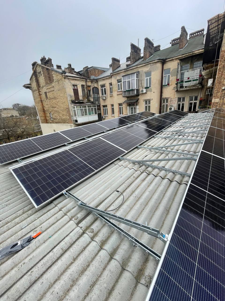 Солнечные панели сетевой солнечной станции 30 кВт на здании синагоги