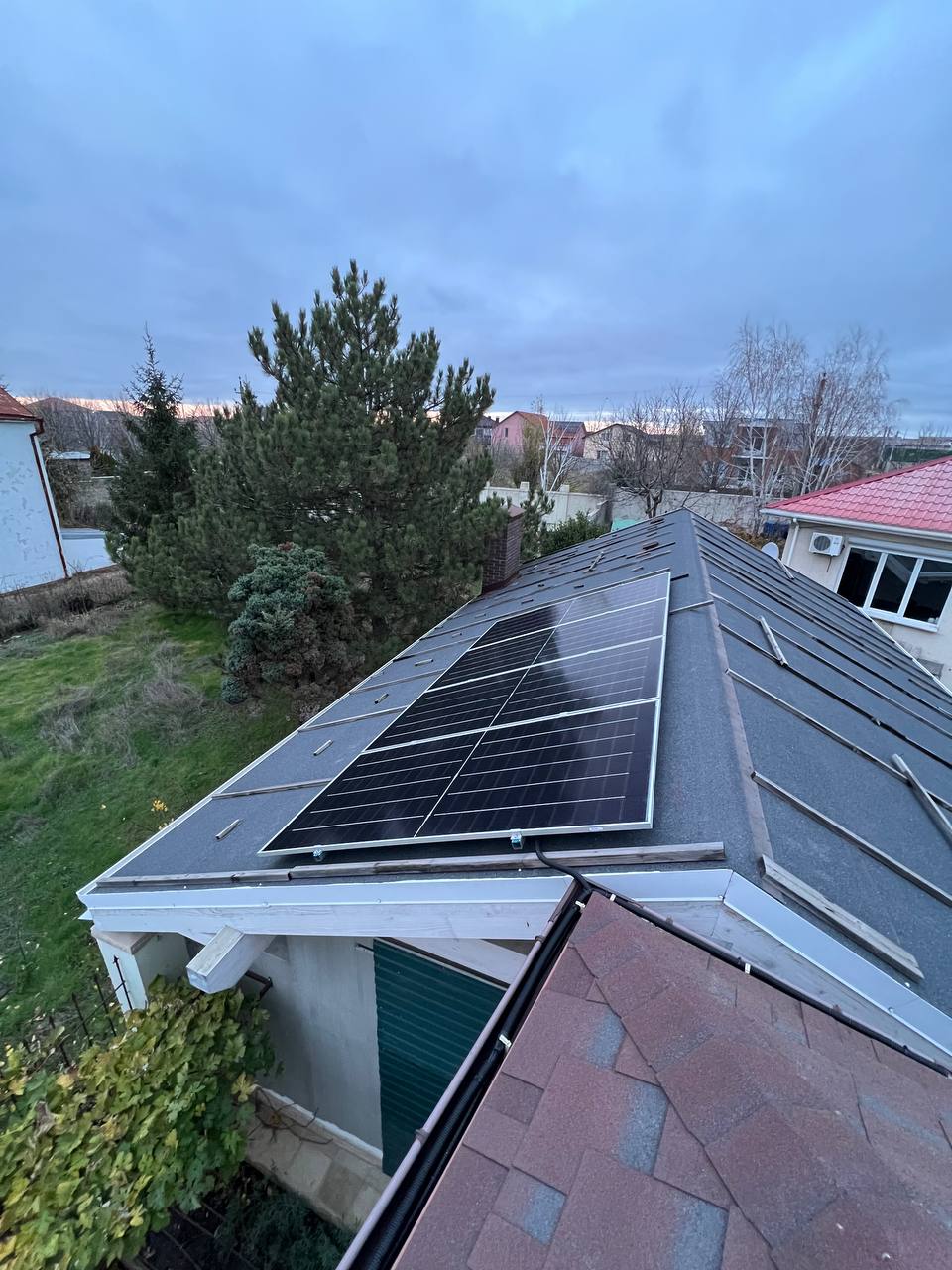 Солнечные панели гибридной солнечной станции 10 кВт + АКБ 20 кВт·ч на крыше дома