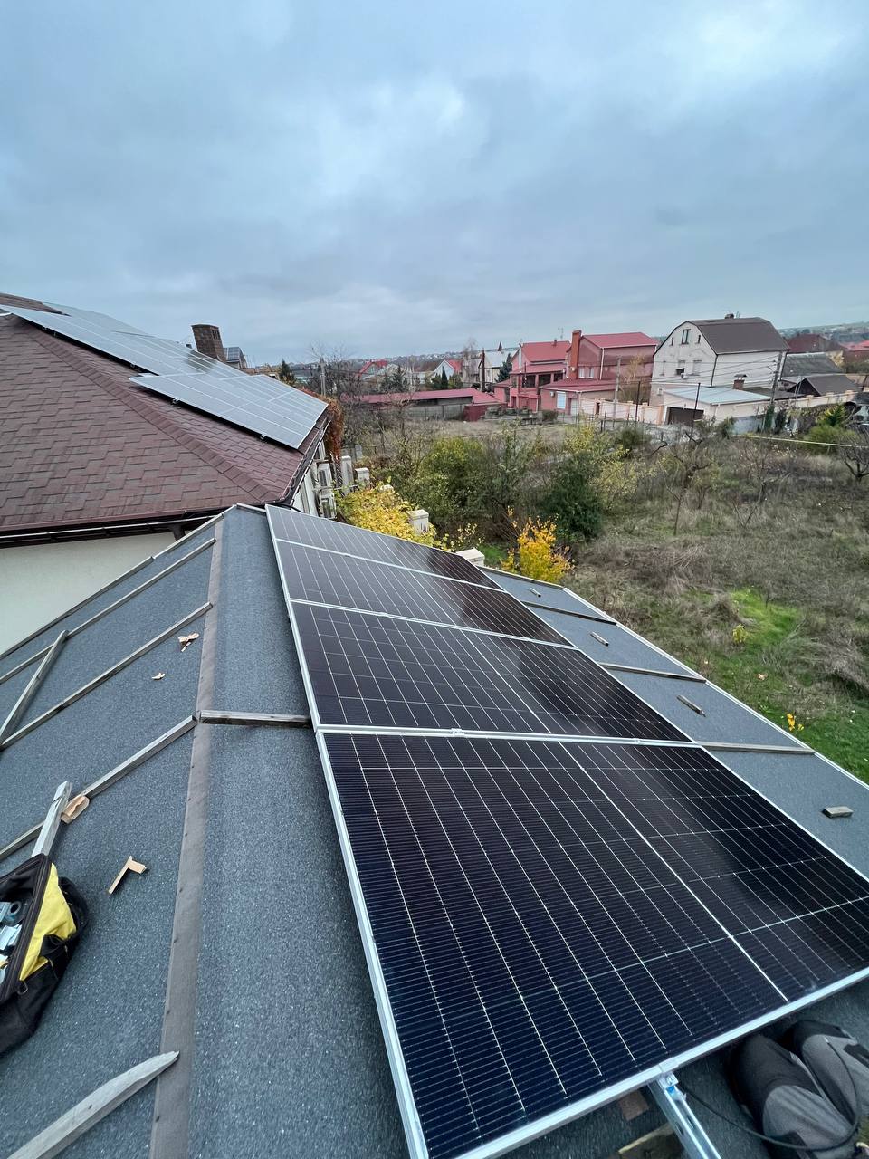 Монтаж солнечных панелей гибридной станции 10 кВт + АКБ 20 кВт·ч в частном доме