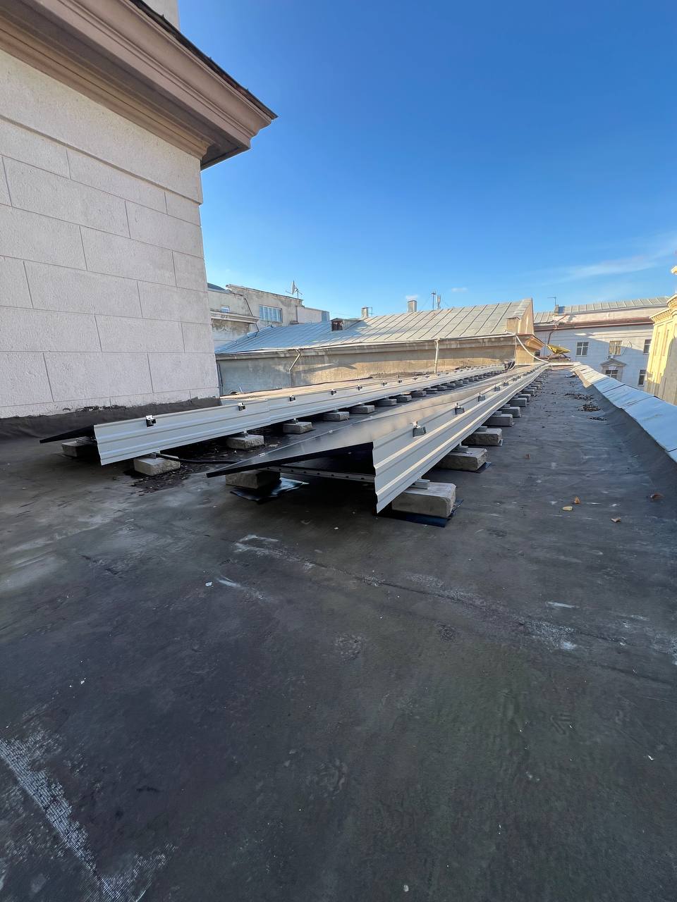 Монтаж сонячних панелей для системи 20 кВт + 35 кВт·год АКБ на комерційному об’єкті