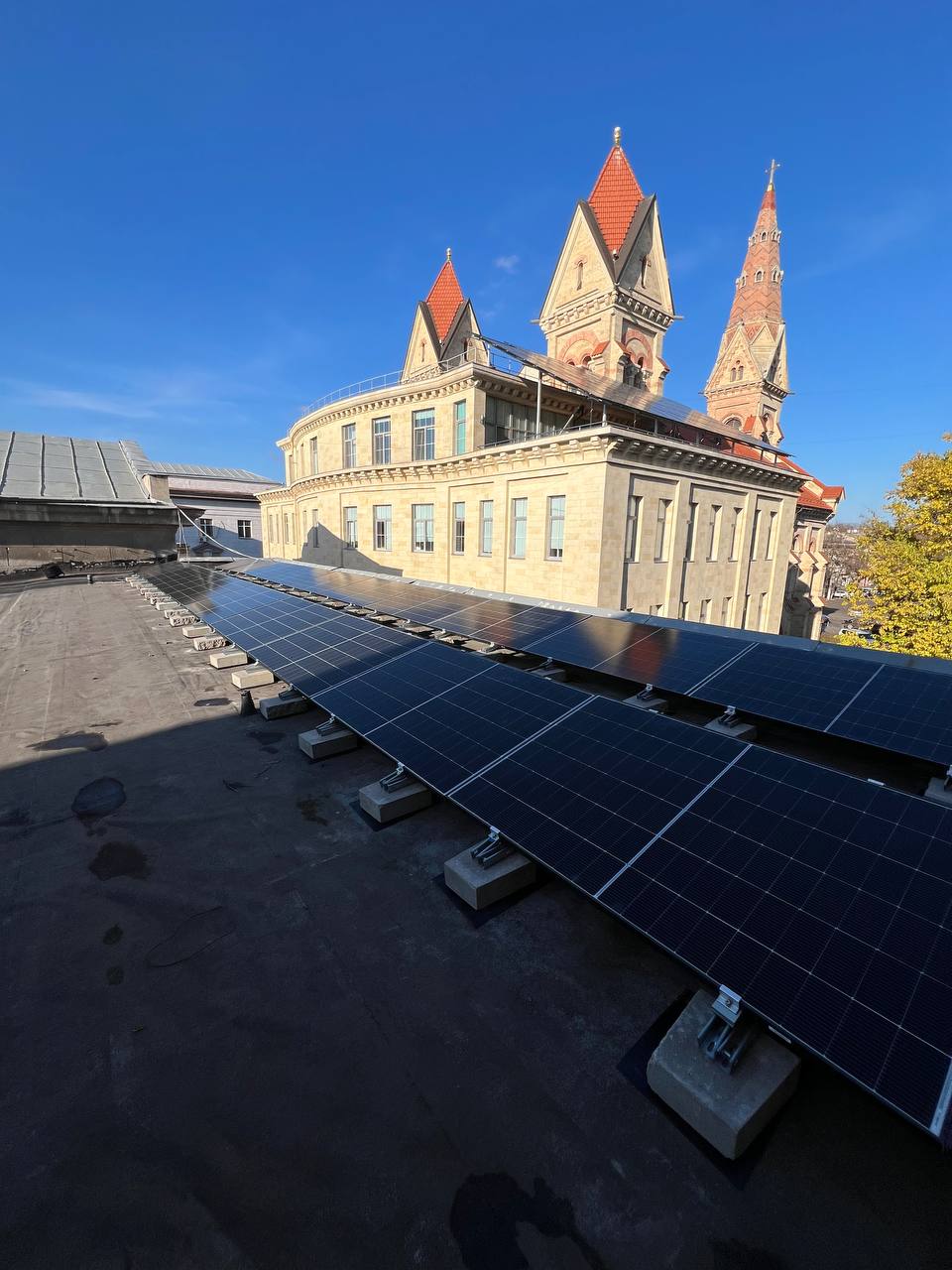 Сонячні панелі гібридної сонячної станції 20 кВт + 35 кВт·год АКБ на об’єкті університету