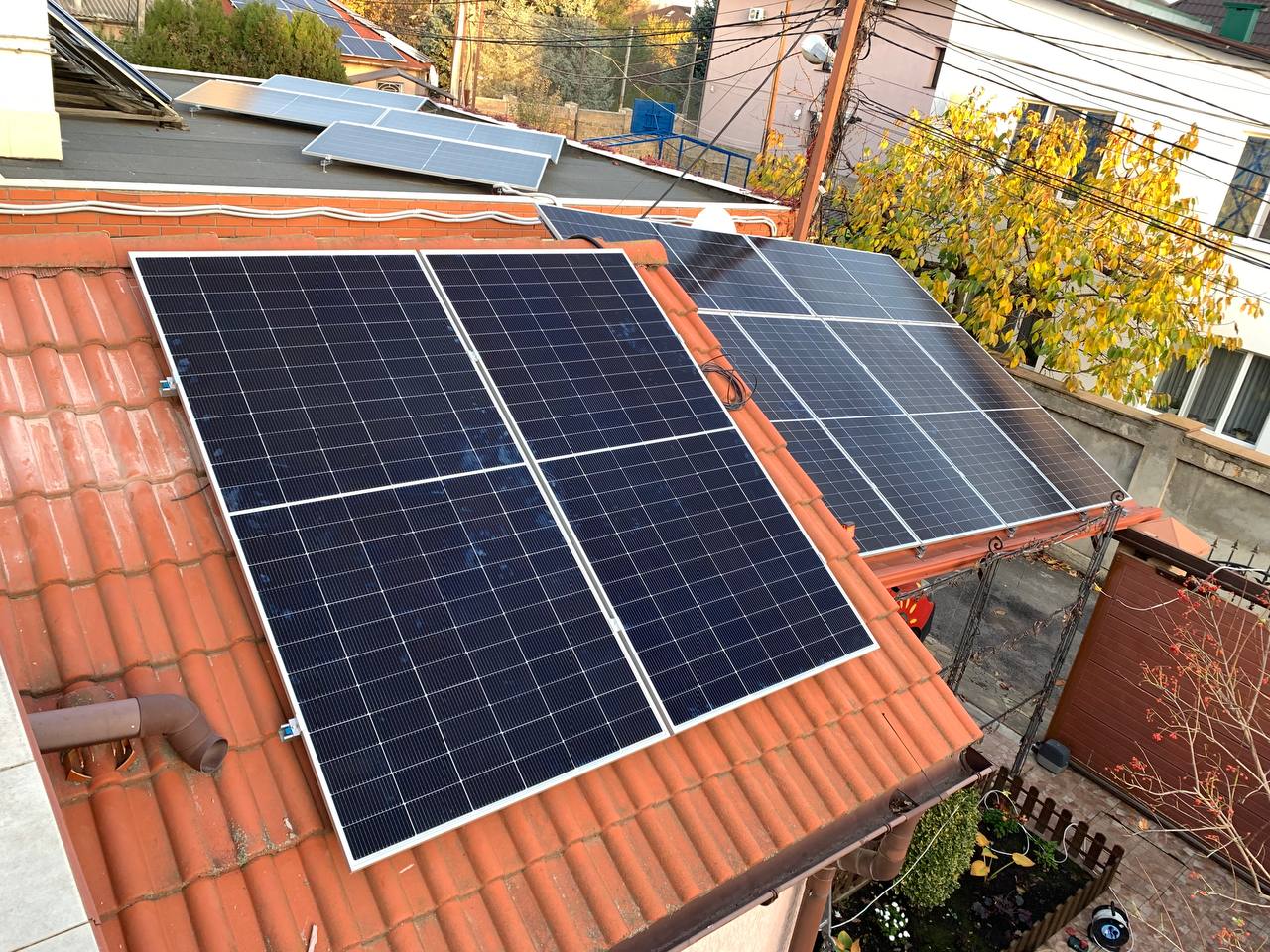 Крепление и ориентация 8 панелей для гибридной солнечной станции 5 кВт