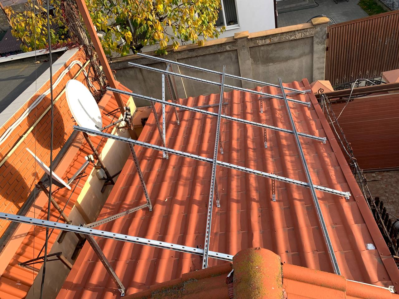 Монтаж 8 сонячних панелей на конструкції для гібридної станції 5 кВт