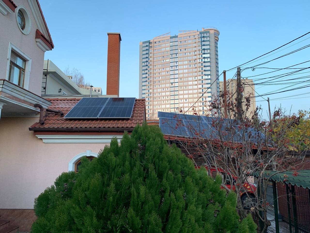 Сонячні панелі, встановлені на конструкції для гібридної СЕС 5 кВт в Одесі