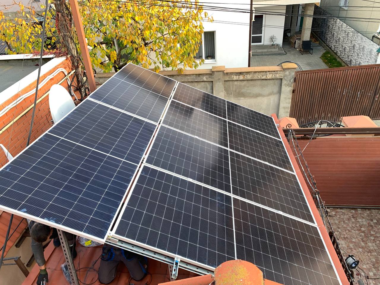 Монтаж 8 панелей для гибридной солнечной станции 5 кВт на ул. Бернардацци, Одесса