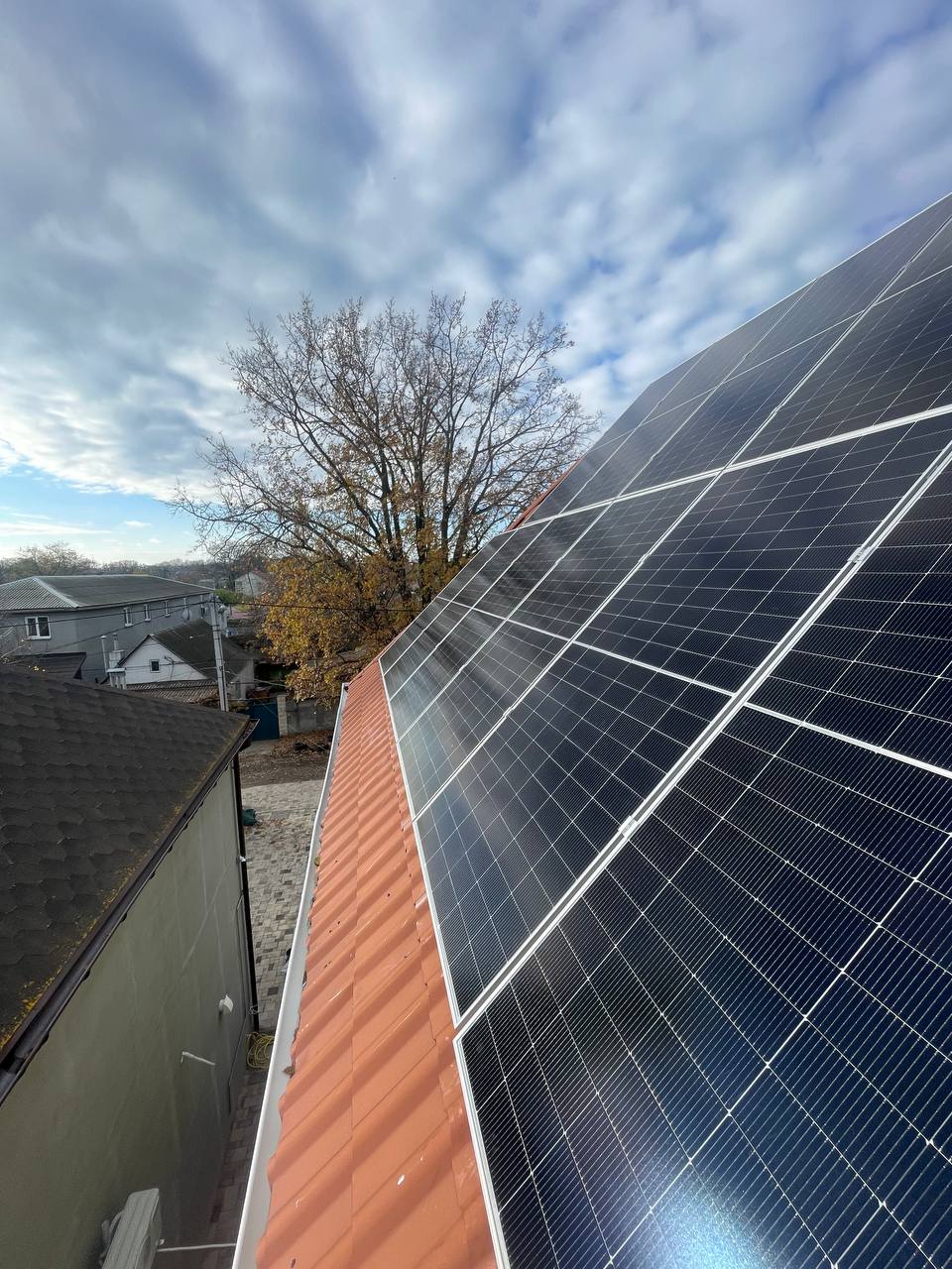 Сонячні панелі гібридної сонячної електростанції 8 кВт на даху будинку в Одесі