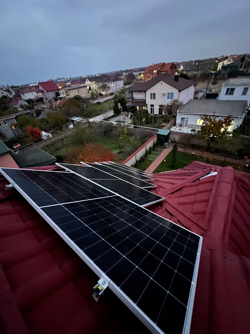 Солнечные панели гибридной солнечной станции 12,5 кВт + 10 кВт·ч АКБ на крыше дома
