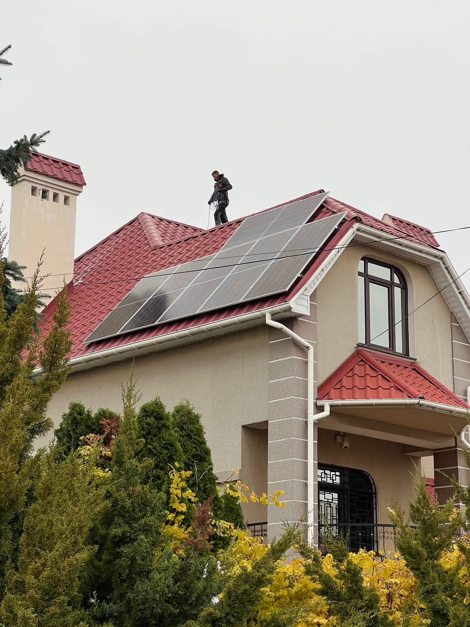 Монтаж сонячних панелей гібридної станції 12,5 кВт + 10 кВт·год АКБ в Одесі