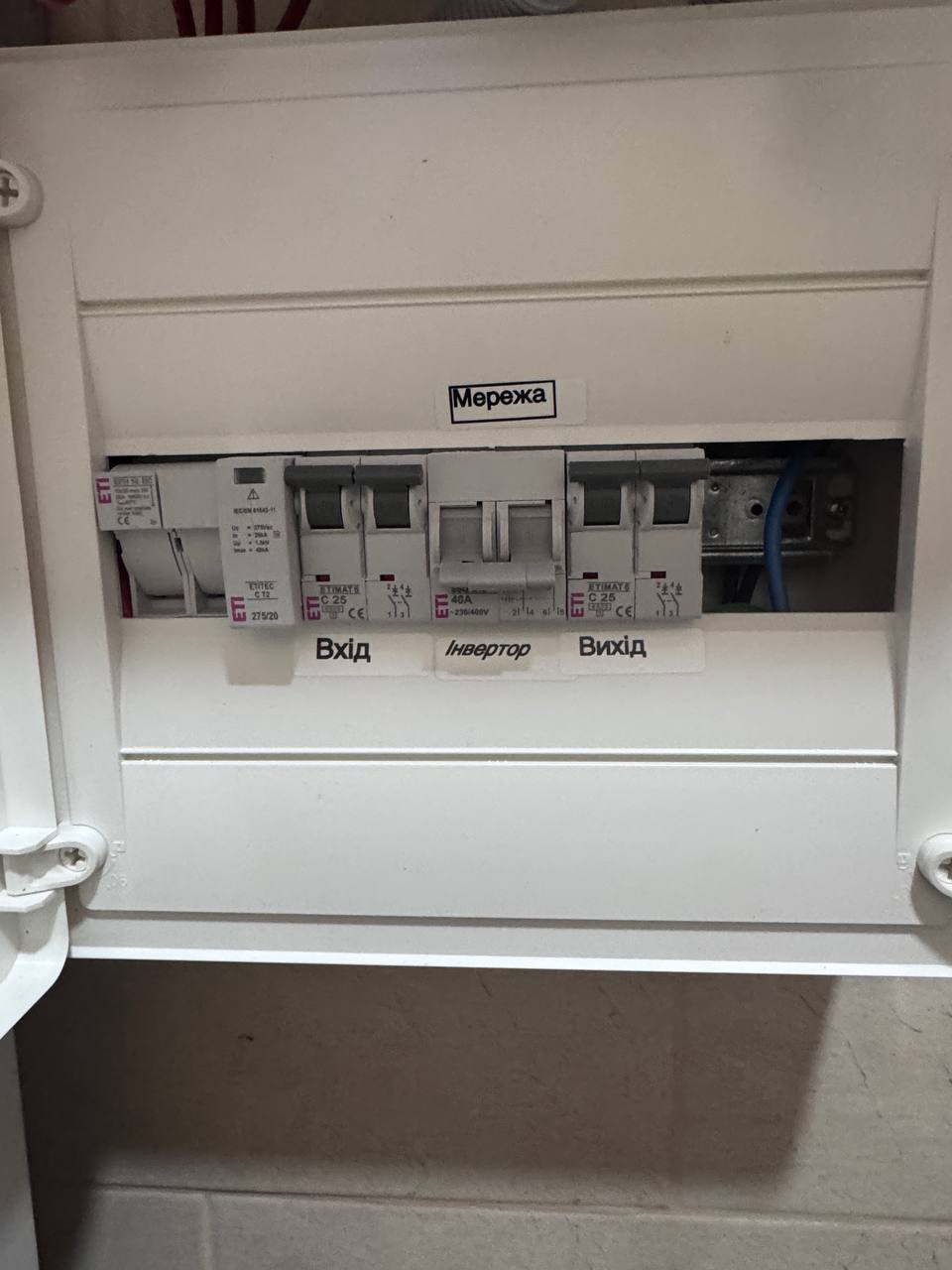 Сонячні панелі гібридної сонячної електростанції 7,2 кВт на даху будинку у Світлому