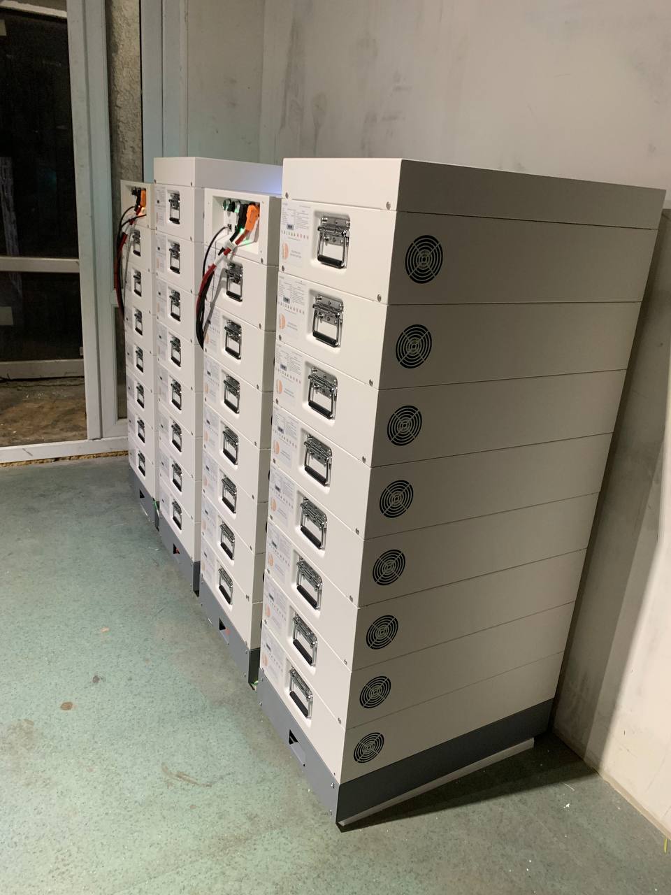 Сонячні панелі гібридної станції 100 кВт + АКБ 150 кВт·год на території готелю