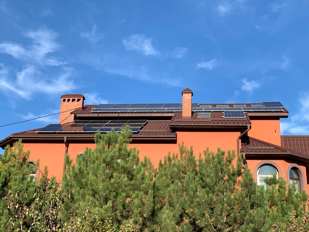 Монтаж 8 солнечных панелей на конструкции для гибридной станции в районе Золотая Горка, Одесса