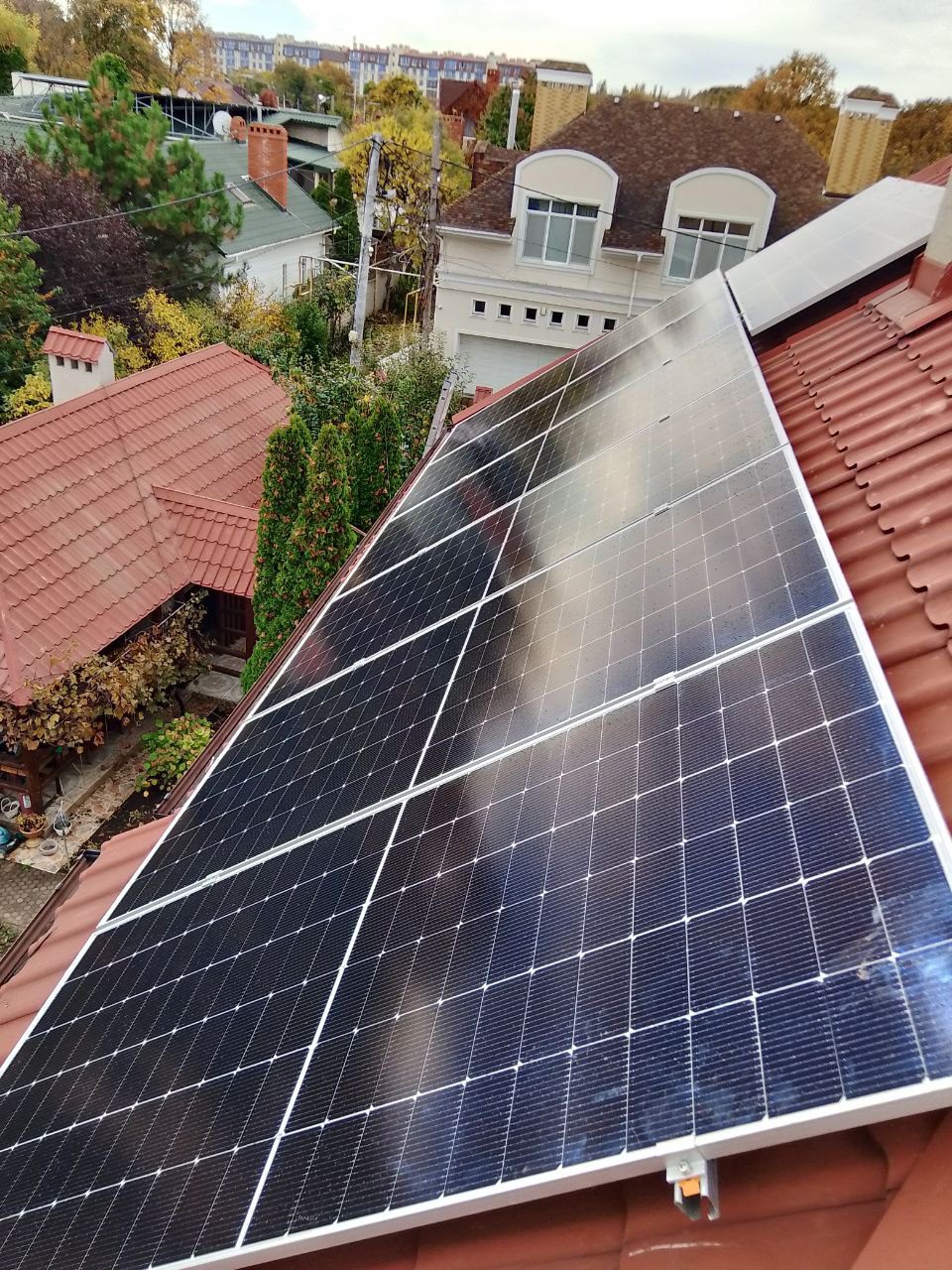 Солнечные панели гибридной солнечной станции 12 кВт + 10 кВт·ч АКБ на крыше дома