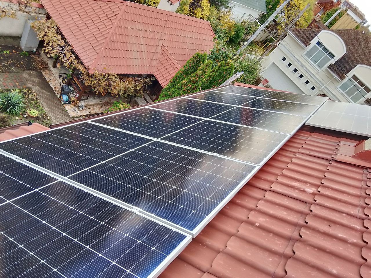 Монтаж сонячних панелей гібридної станції 12 кВт + 10 кВт·год АКБ у приватному будинку