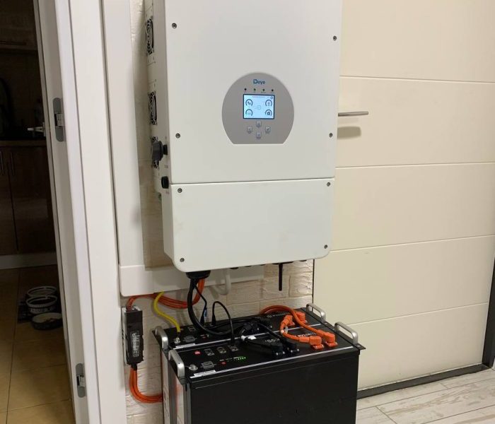 Сонячні панелі гібридної сонячної електростанції 10 кВт на даху будинку в Одесі