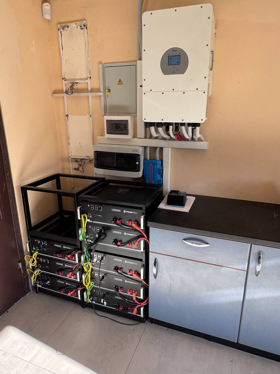 Сонячні панелі гібридної станції 6,6 кВт на даху будинку у Вусатовому