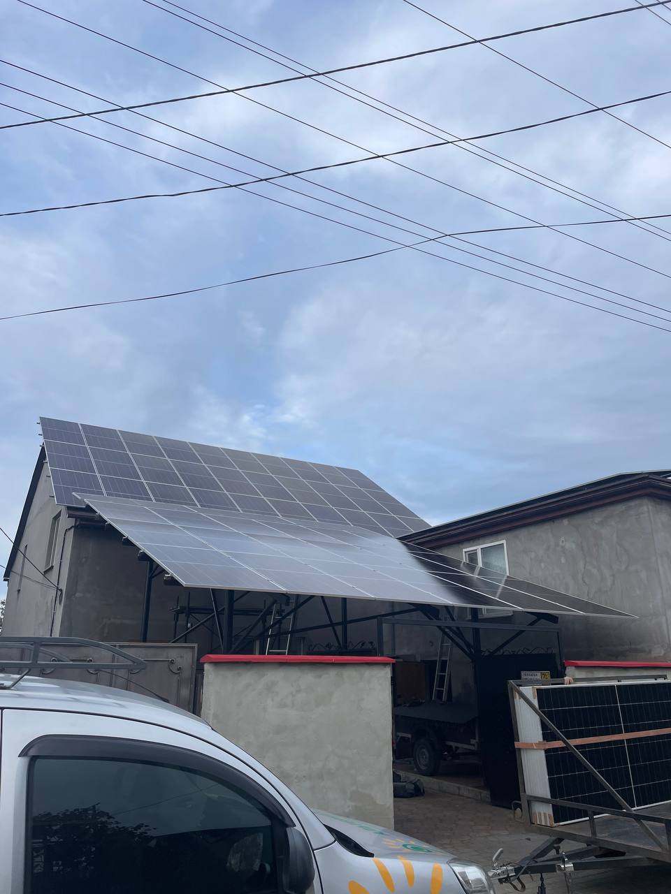 Сонячні панелі мережевої сонячної станції 30 кВт на даху будинку в Овідіополі