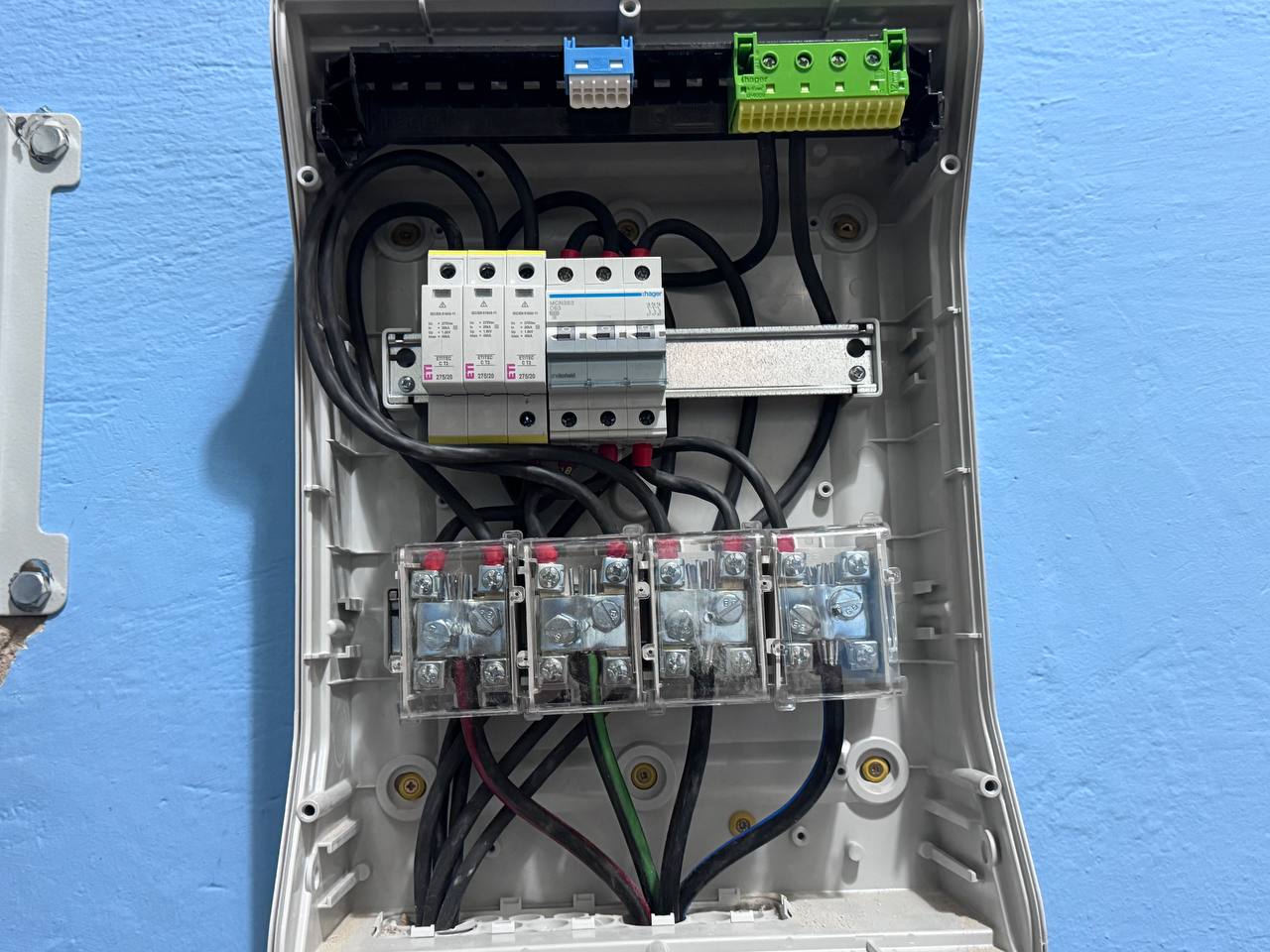 Солнечные панели сетевой солнечной станции 32 кВт на здании винзавода