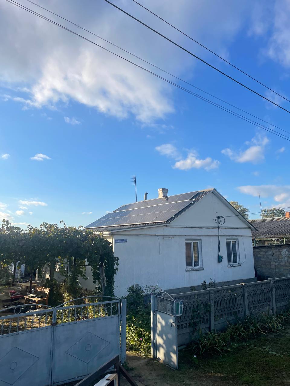 Солнечные панели гибридной электростанции 5 кВт на крыше частного дома, Кучурган, Одесская область