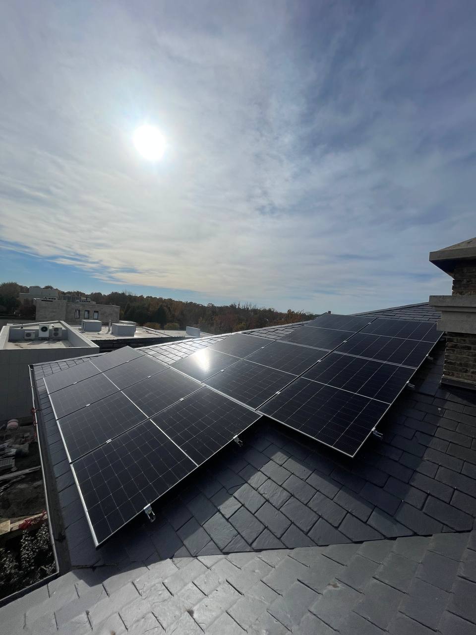 Солнечные панели 460 Вт после монтажа на сланцевой кровле дома