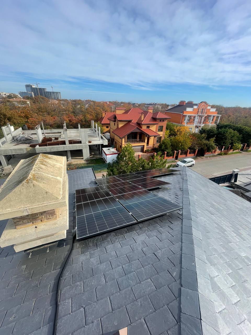 Кріплення та орієнтація 20 сонячних панелей 460 Вт на сланцевій покрівлі