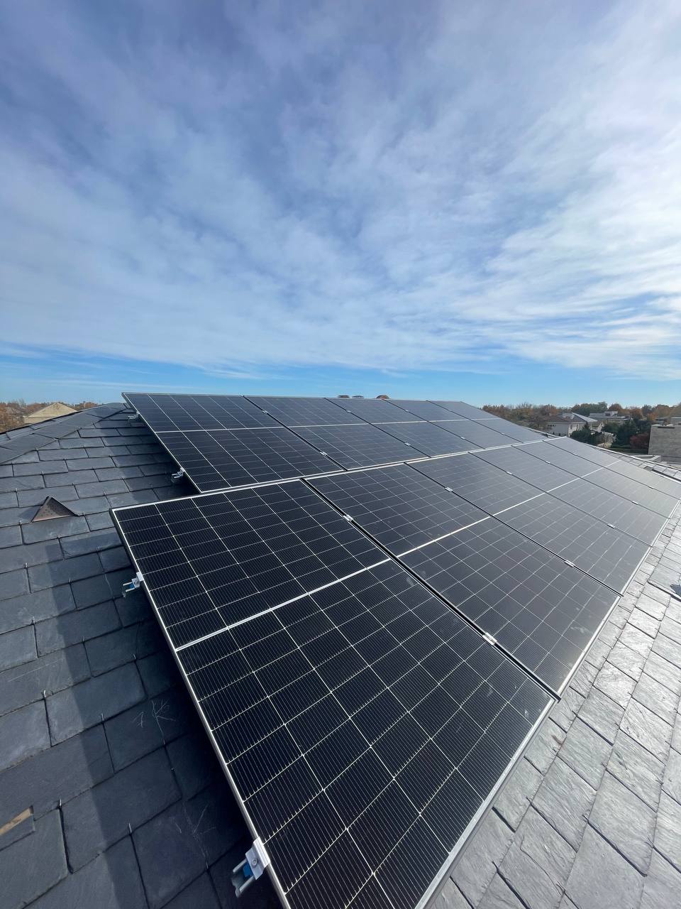 Процес монтажу панелей на сланцеву покрівлю