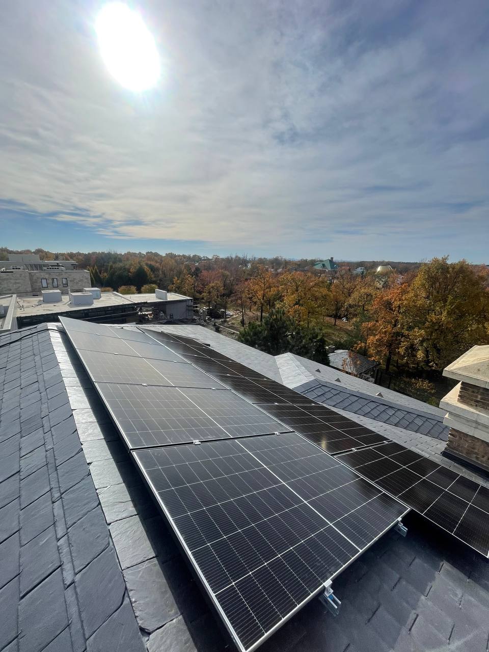 Солнечные панели 460 Вт, установленные на сланцевой кровле частного дома