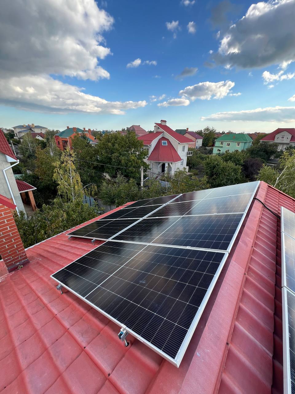 Солнечные панели гибридной солнечной электростанции 8,4 кВт на крыше дома в Одессе