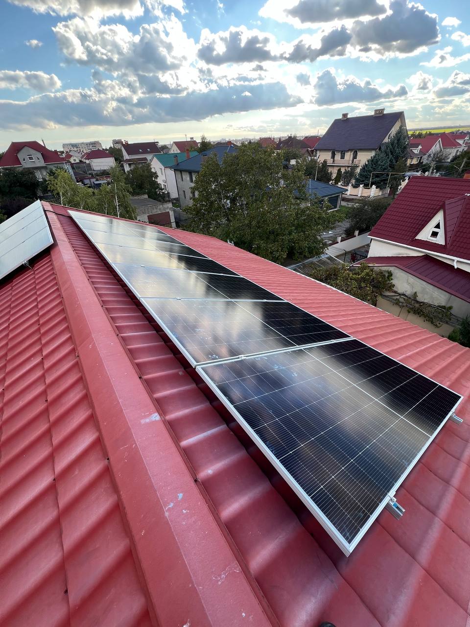 Монтаж и крепление солнечных панелей гибридной СЭС 8,4 кВт в частном доме в Одессе