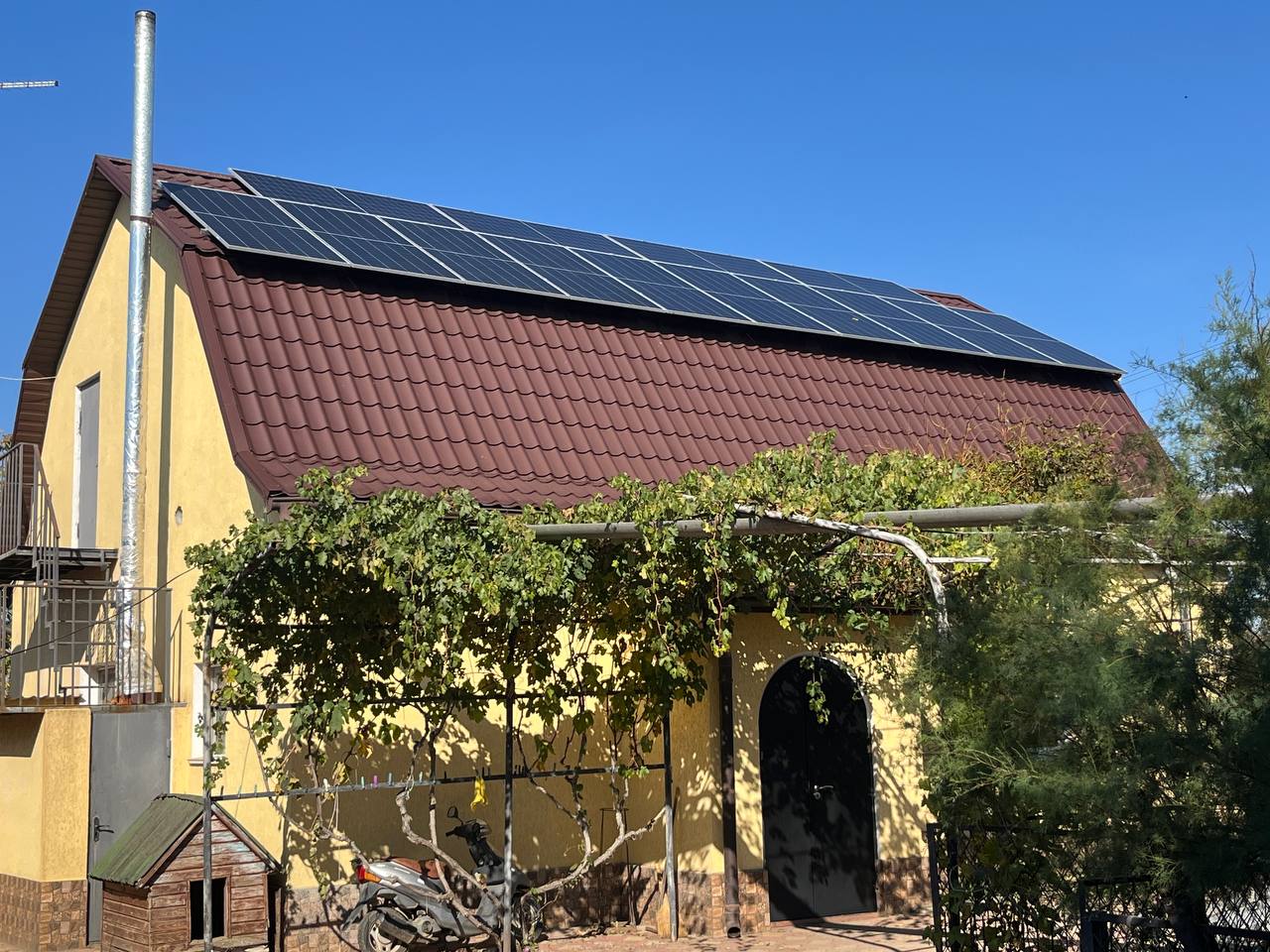 Солнечные панели на крыше частного дома, Васильевка