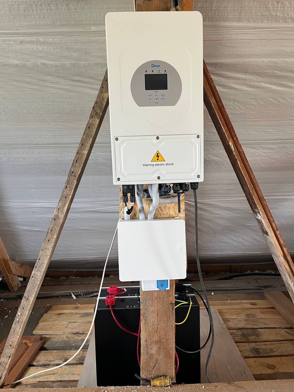 Гібридний інвертор 6 кВт та блоки акумуляторів 10 кВт·год