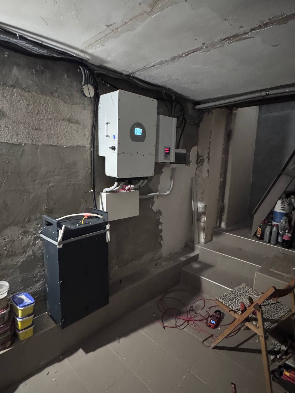 Солнечные панели гибридной солнечной станции 12 кВт + 15 кВт·ч АКБ на крыше дома