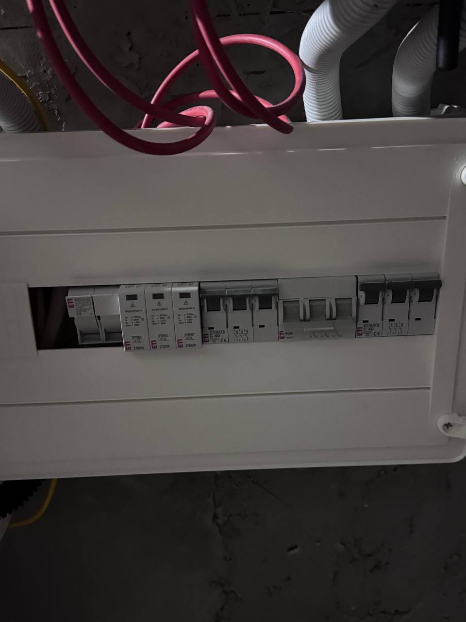 Монтаж солнечных панелей гибридной станции 12 кВт + 15 кВт·ч АКБ в частном доме