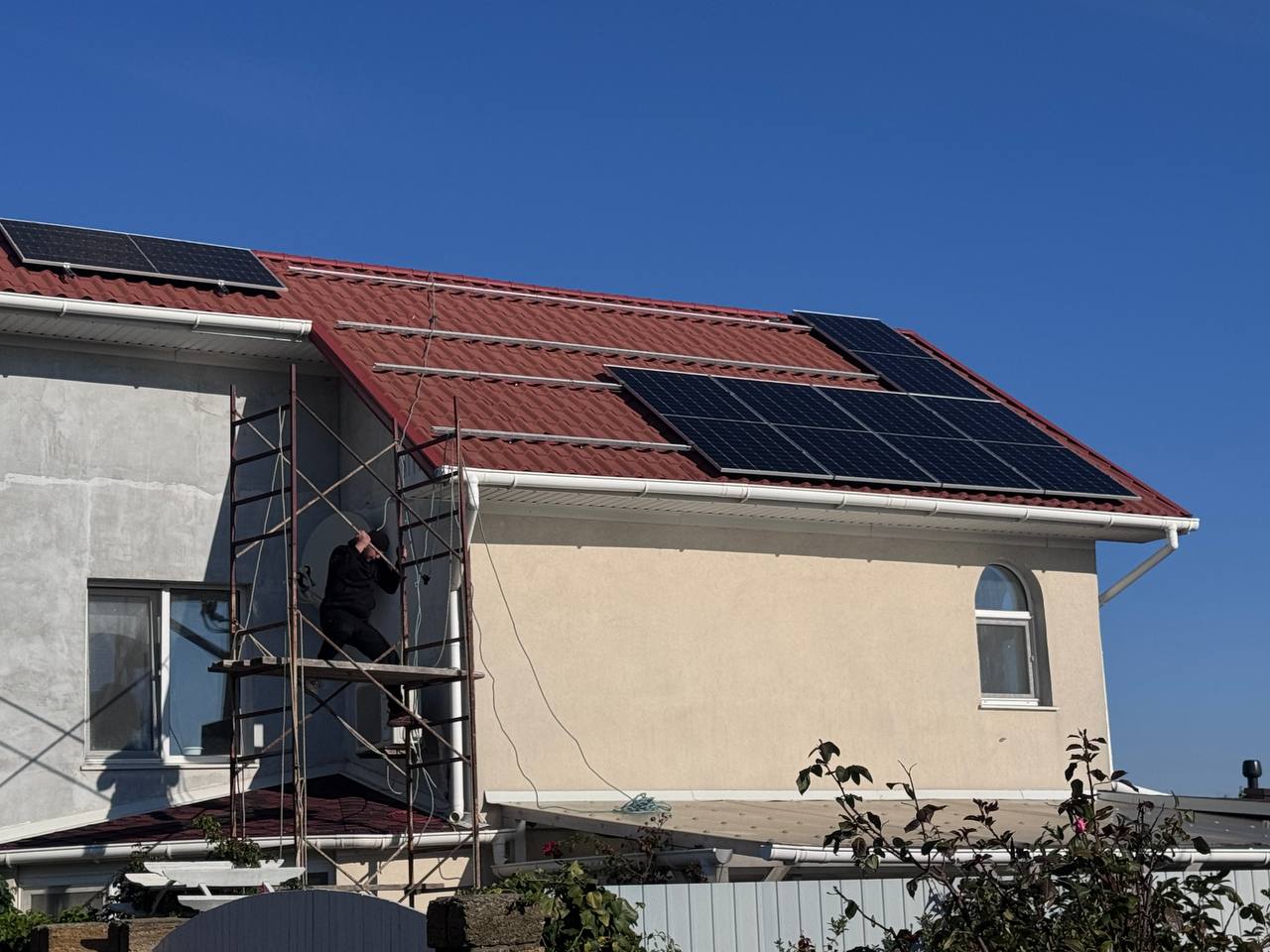 Гібридний інвертор гібридної сонячної станції 12 кВт + 15 кВт·год АКБ для дому