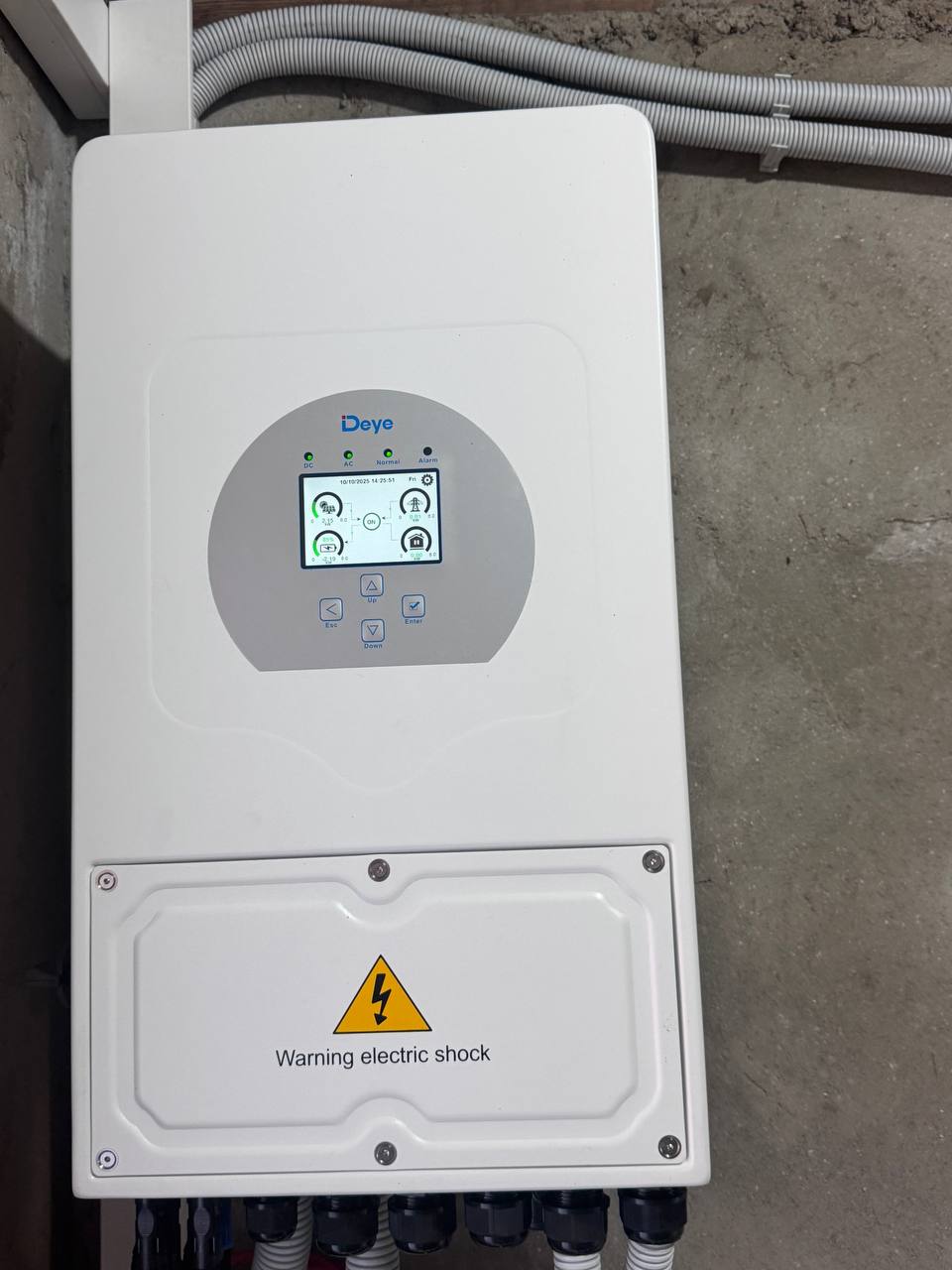 Сонячні панелі гібридної сонячної станції 14 кВт + 10 кВт·год АКБ на даху будинку