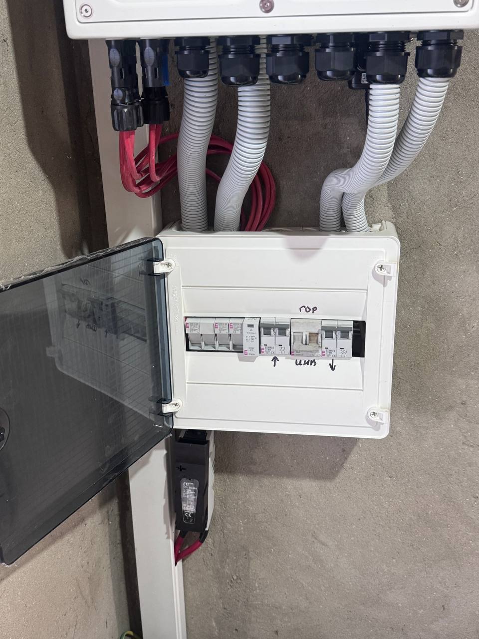 Монтаж солнечных панелей гибридной станции 14 кВт + 10 кВт·ч АКБ в частном доме