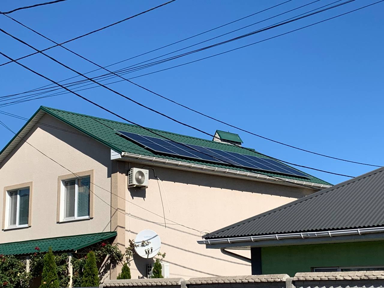 Монтаж сонячних панелей на даху приватного будинку в Чорноморську