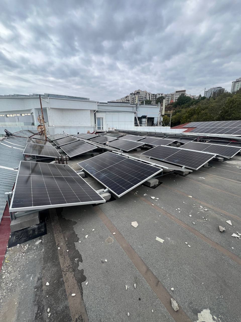 Монтаж солнечных панелей гибридной системы 100 кВт + АКБ 150 кВт·ч