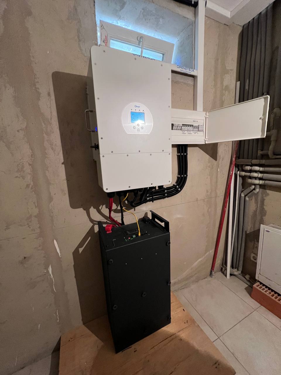 Сонячні панелі гібридної сонячної станції 12 кВт на даху будинку в Санджейцях