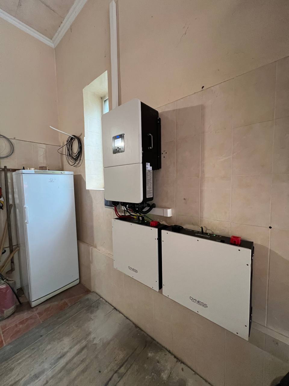 Монтаж сонячних панелей для системи 20 кВт + 10 кВт·год АКБ у приватному будинку