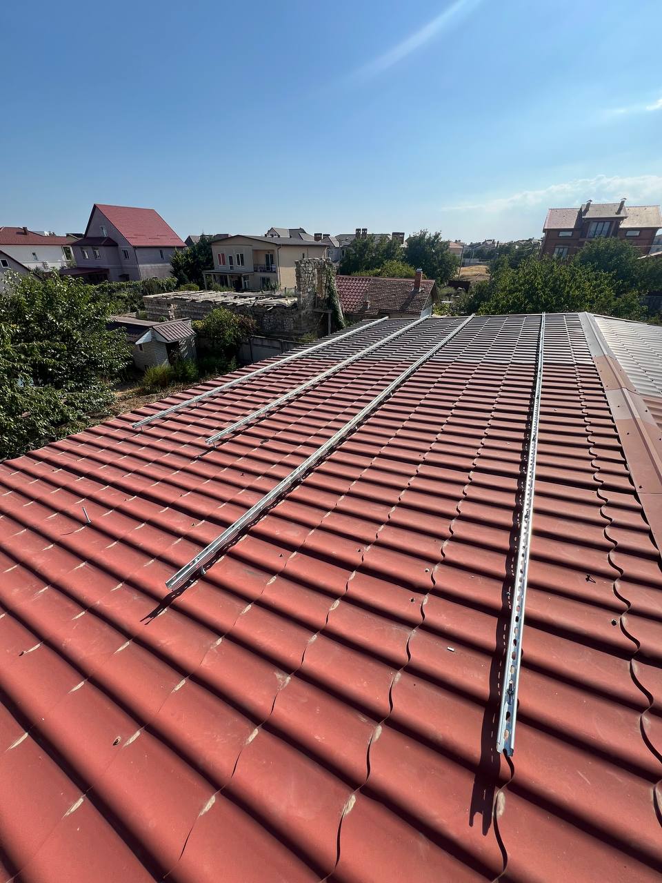 Сонячні панелі гібридної сонячної станції 20 кВт + 10 кВт·год АКБ на даху будинку