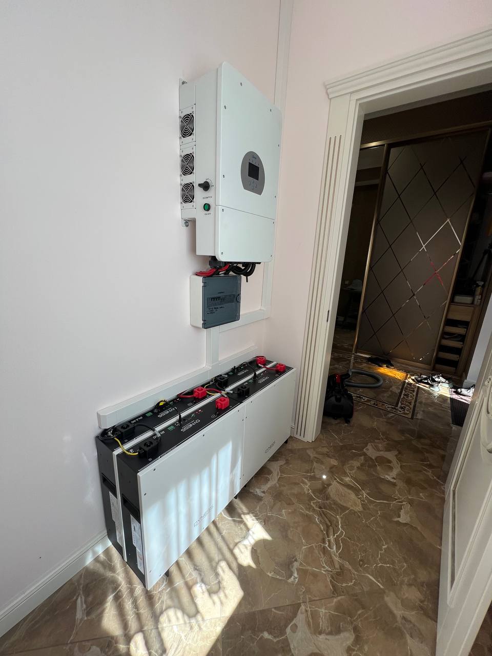 Сонячні панелі гібридної сонячної станції 18 кВт + 20 кВт·год АКБ на даху будинку