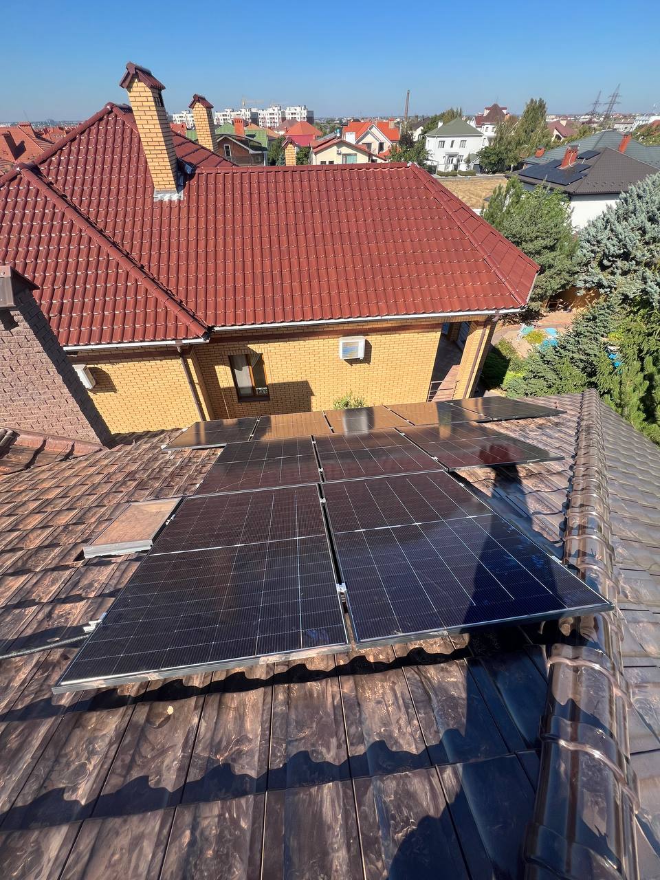 Монтаж солнечных панелей для системы 18 кВт + 20 кВт·ч АКБ в частном доме