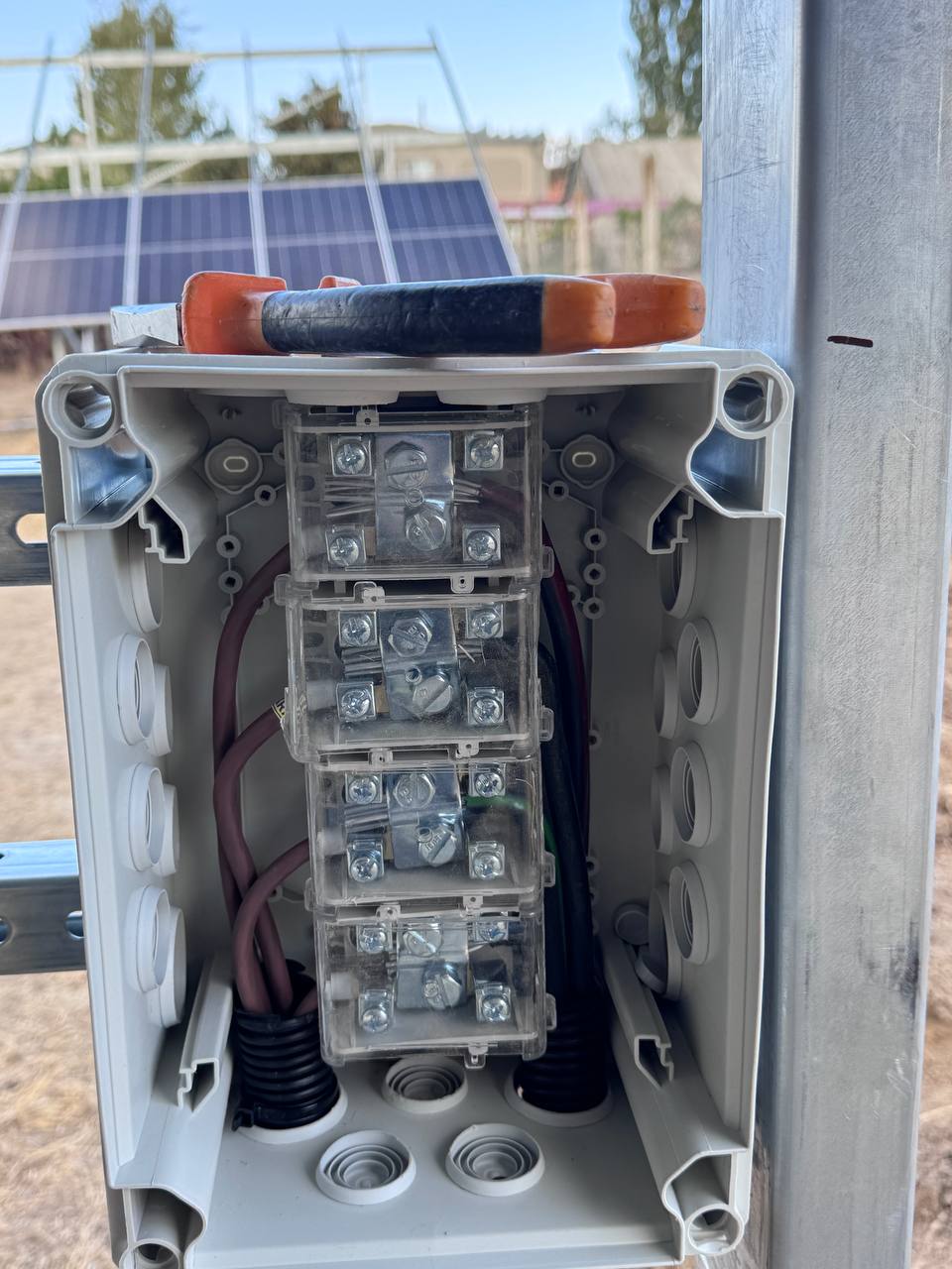 Сонячні панелі мережевої сонячної станції 36 кВт на даху будинку в Овідіополі