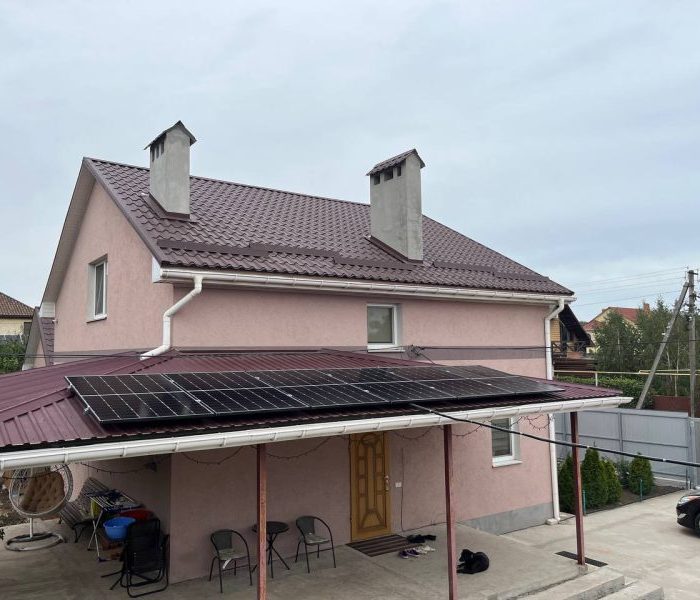 Два інвертори по 6 кВт та акумуляторна система гібридної сонячної станції 12 кВт + 15 кВт·год АКБ